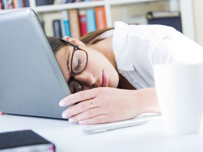 1 Personne qui dort sur son ordinateur. burn-out?